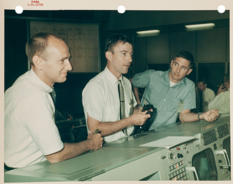 Illustration for article titled Classic Mission Control Photos Show Space Heroes On The Ground